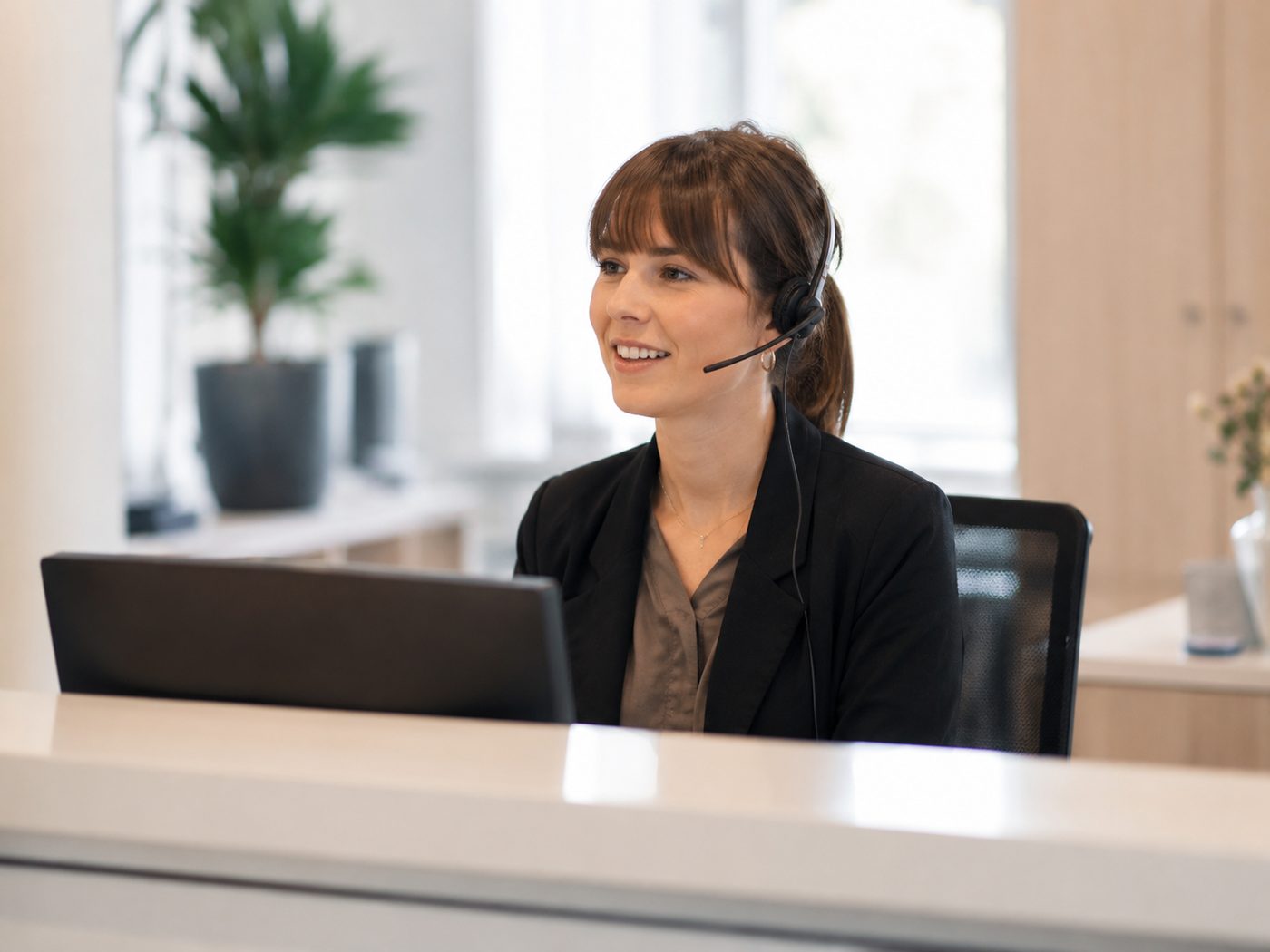Telefonempfang mit Headset – der Anrufpilot nimmt Anrufe rund um die Uhr entgegen