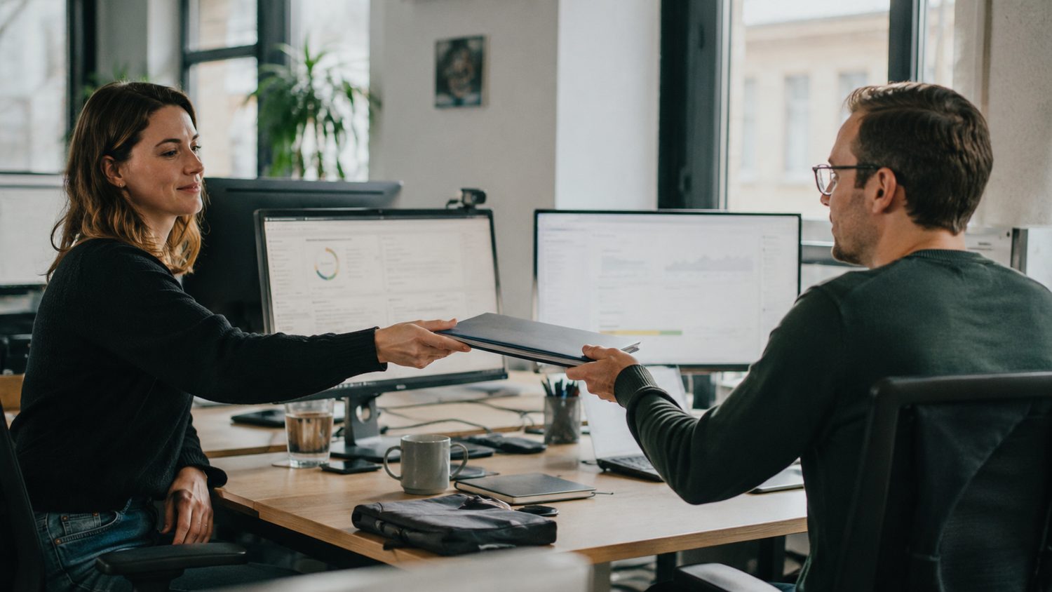 Kolleginnen und Kollegen übergeben einen Vorgang – automatisierte Abläufe im Büro